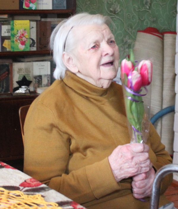 Цветы и поздравления женщинам-ветеранам