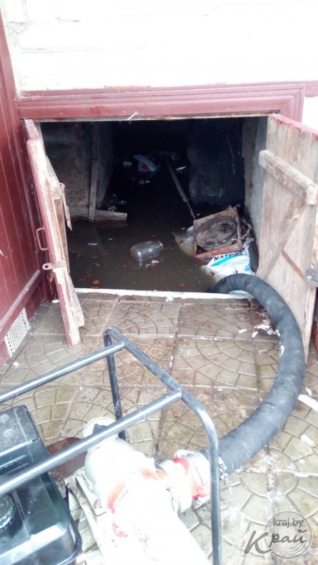 Молодечненский район поплыл – за один день спасатели выезжали больше 10 раз к подтопленным домам (фото)