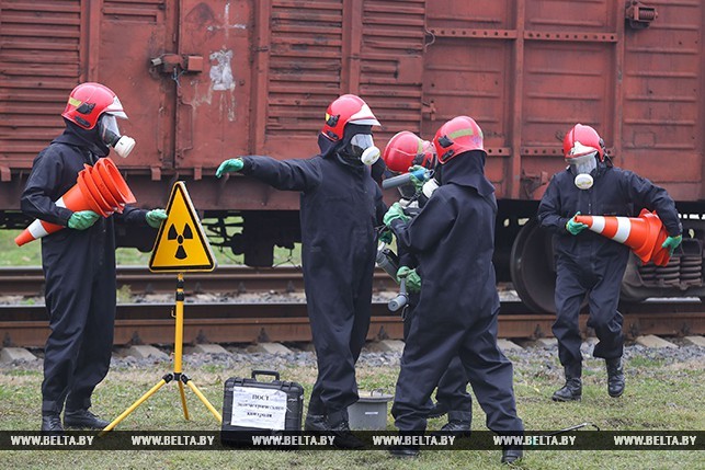 Людей спускали с крыши многоэтажки на тросах. В Молодечно и Красном прошли масштабные учения ГСЧС