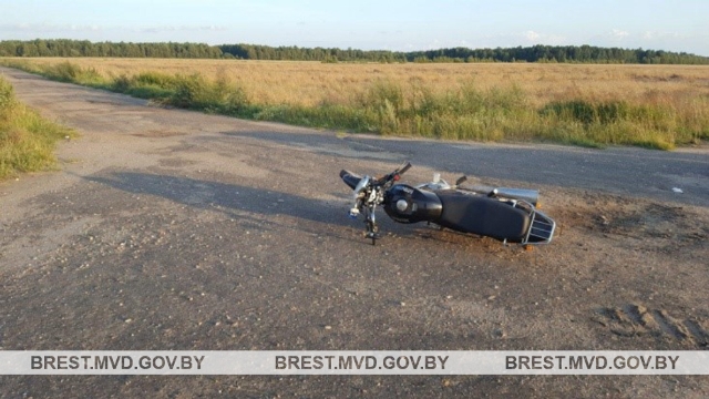 Мотоциклист из деревни Люсино Ганцевичского района не справился с управлением и опрокинулся