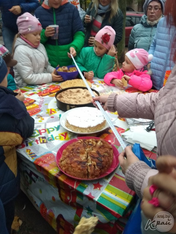 Съели полтора метра пирогов и установили скульптуру яблока. В Молодечно прошел дворовый фестиваль