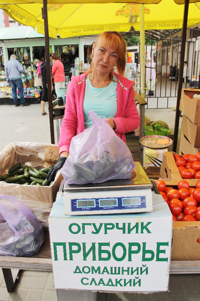 Ягоды, грибы, молодые овощи, зелень несут огородники-жодинцы и жители окрестных деревень на городской рынок