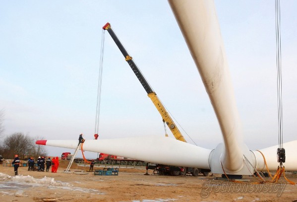  n Специалисты Лидских электрических сетей занимаются монтажом ветроэнергетической установки (фото)n 