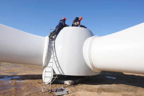  n Специалисты Лидских электрических сетей занимаются монтажом ветроэнергетической установки (фото)n 