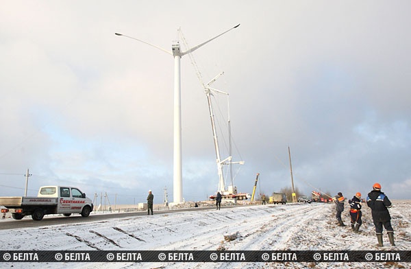  n Специалисты Лидских электрических сетей занимаются монтажом ветроэнергетической установки (фото)n 