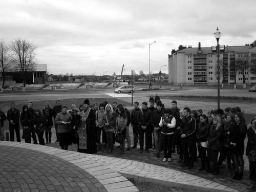 Фоторепортаж с траурной акции у стелы 2000-летия христианства