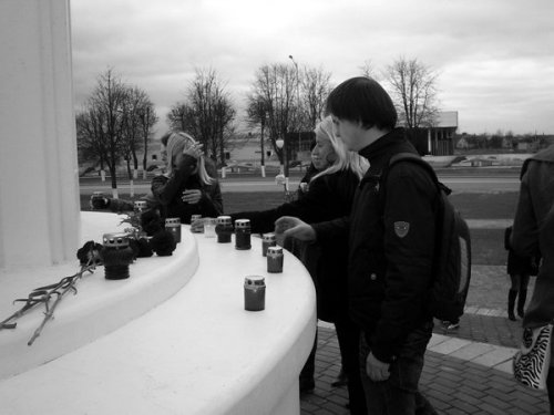 Фоторепортаж с траурной акции у стелы 2000-летия христианства