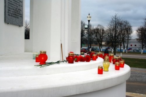 Фоторепортаж с траурной акции у стелы 2000-летия христианства