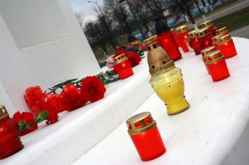 Фоторепортаж с траурной акции у стелы 2000-летия христианства