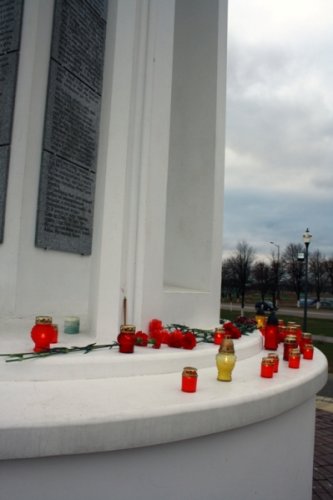 Фоторепортаж с траурной акции у стелы 2000-летия христианства