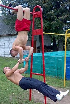  Парни с турника 