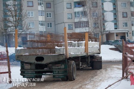 В Волковыске почти завершенный фундамент многоэтажного дома строители сами же и… демонтировали