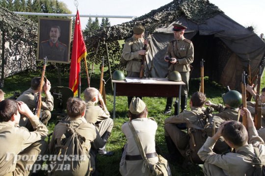 В Слонимском районе прошла масштабная реконструкция: на поле встретились солдаты сразу трех воин