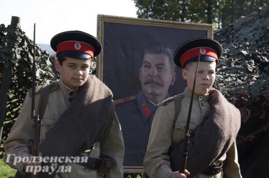 В Слонимском районе прошла масштабная реконструкция: на поле встретились солдаты сразу трех воин