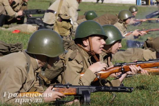 В Слонимском районе прошла масштабная реконструкция: на поле встретились солдаты сразу трех воин