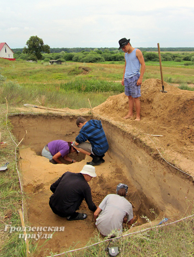 Студенты-историки из ГрГУ провели раскопки в Щучинском районе (ФОТО)