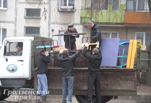 В Гродно во время городского субботника высадили более тысячи деревьев (ФОТО)