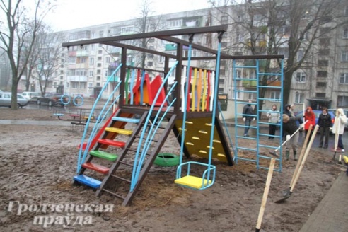 В Гродно во время городского субботника высадили более тысячи деревьев (ФОТО)