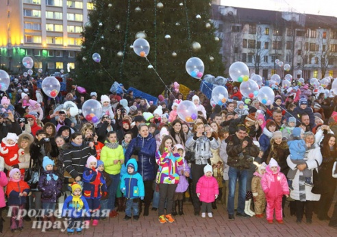 В Гродно прошел парад Дедов Морозов (ФОТО)