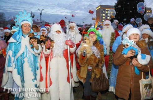 В Гродно прошел парад Дедов Морозов (ФОТО)