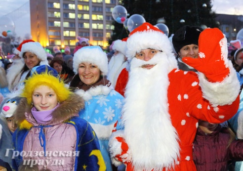 В Гродно прошел парад Дедов Морозов (ФОТО)