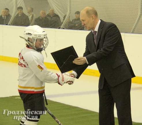 Всесезонный каток с надувными стенами и крышей открылся в Пышках (ФОТО)