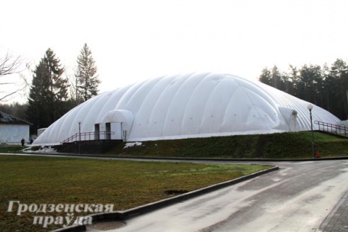 Всесезонный каток с надувными стенами и крышей открылся в Пышках (ФОТО)