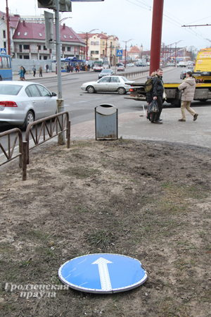 Серьезная авария в центре Гродно: «Мерседес» снес светофор и несколько раз перевернулся