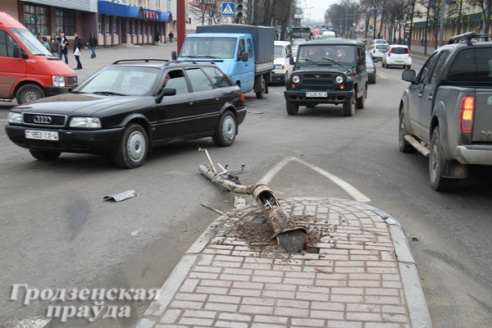 Серьезная авария в центре Гродно: «Мерседес» снес светофор и несколько раз перевернулся