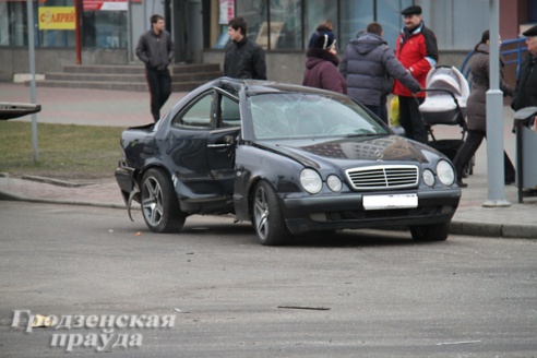 Серьезная авария в центре Гродно: «Мерседес» снес светофор и несколько раз перевернулся