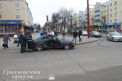 Серьезная авария в центре Гродно: «Мерседес» снес светофор и несколько раз перевернулся