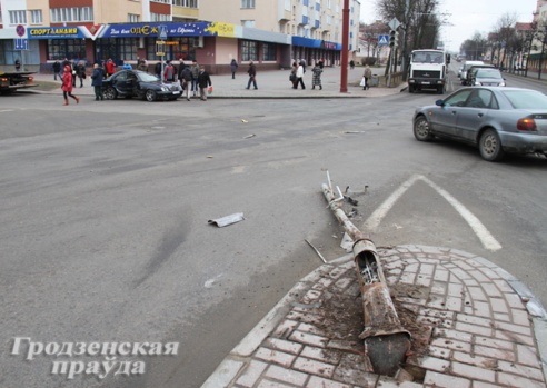 Серьезная авария в центре Гродно: «Мерседес» снес светофор и несколько раз перевернулся