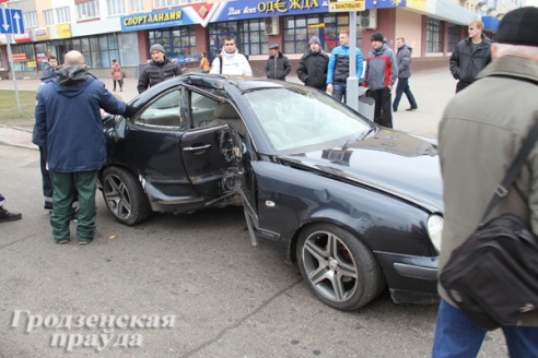 Серьезная авария в центре Гродно: «Мерседес» снес светофор и несколько раз перевернулся