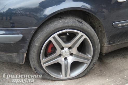 Серьезная авария в центре Гродно: «Мерседес» снес светофор и несколько раз перевернулся