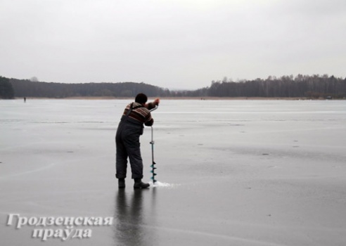 Любителей зимней рыбалки обяжут надевать спасательный жилет