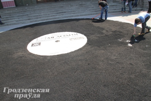 В центре Гродно появилась огромная пластинка фирмы «Мелодия» (ФОТО)