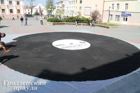 В центре Гродно появилась огромная пластинка фирмы «Мелодия» (ФОТО)