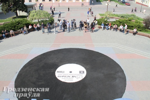 В центре Гродно появилась огромная пластинка фирмы «Мелодия» (ФОТО)