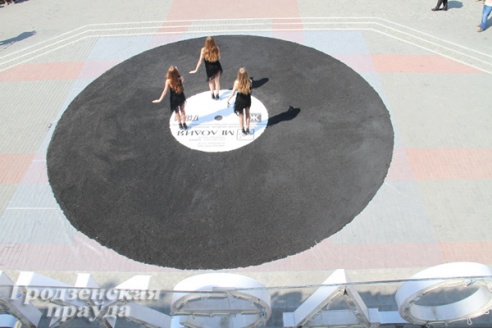 В центре Гродно появилась огромная пластинка фирмы «Мелодия» (ФОТО)