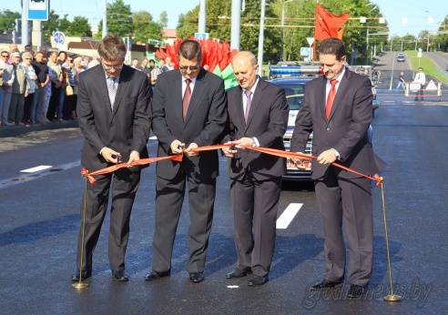 В День Независимости движение на участке улицы Курчатова в Гродно открыли ретро-автомобили и колонна байкеров