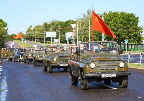 В День Независимости движение на участке улицы Курчатова в Гродно открыли ретро-автомобили и колонна байкеров