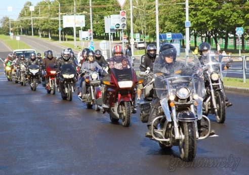В День Независимости движение на участке улицы Курчатова в Гродно открыли ретро-автомобили и колонна байкеров