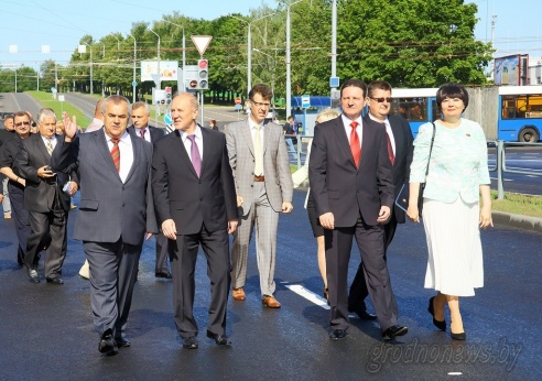В День Независимости движение на участке улицы Курчатова в Гродно открыли ретро-автомобили и колонна байкеров