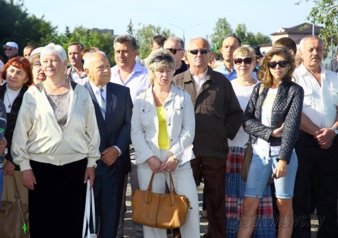 В День Независимости движение на участке улицы Курчатова в Гродно открыли ретро-автомобили и колонна байкеров