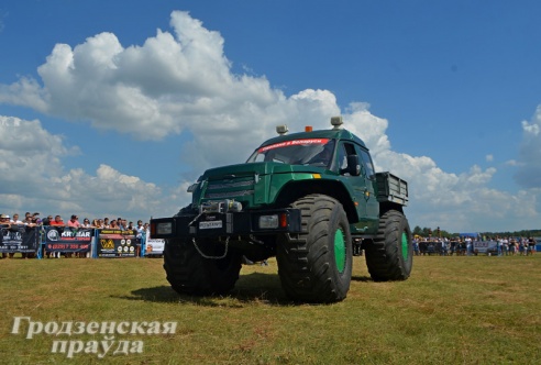 Кадиллак, бьюик и болотный вездеход: в Гродно прошел автофестиваль SunDay AutoGrodno 2014