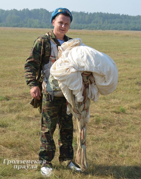 День ВДВ в Гродно отметили прыжком с парашюта