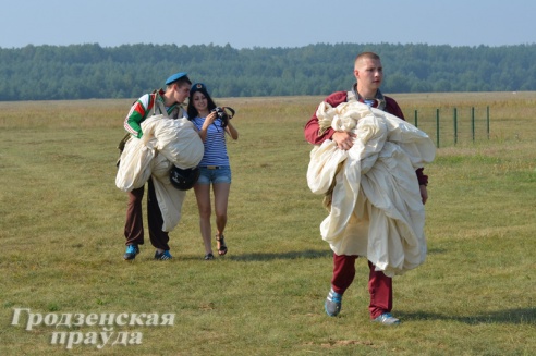 День ВДВ в Гродно отметили прыжком с парашюта
