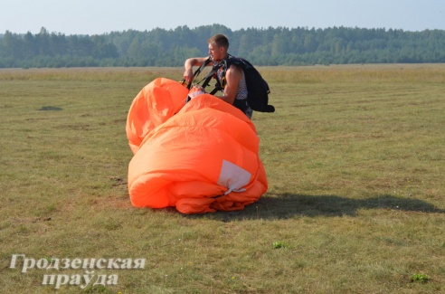 День ВДВ в Гродно отметили прыжком с парашюта