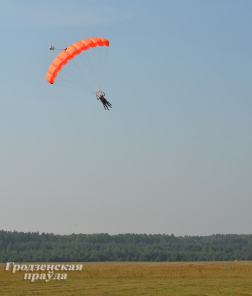 День ВДВ в Гродно отметили прыжком с парашюта