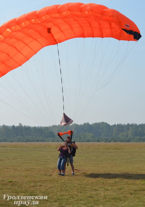 День ВДВ в Гродно отметили прыжком с парашюта